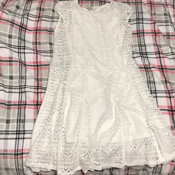Laced, white, flowy dress - Picture 1 of 4